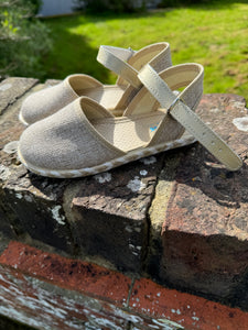 Angelitos Canvas Mary Janes with gold strap - Sand