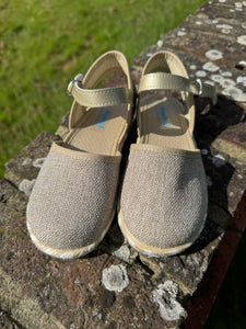 Angelitos Canvas Mary Janes with gold strap - Sand
